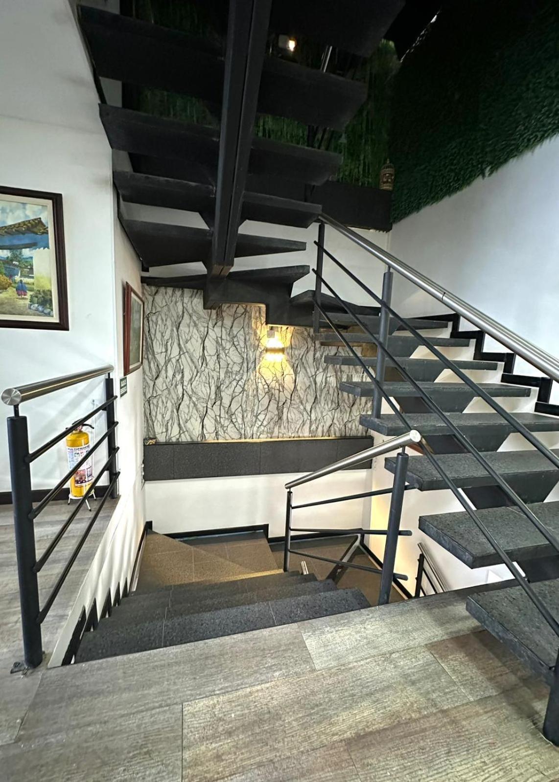 Hotel Los Maderos Кали Экстерьер фото